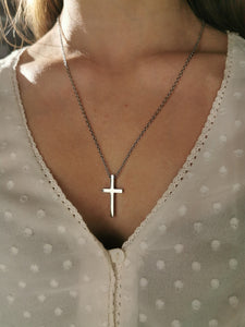 collier pendentif croix argenté acier inoxydable porté femme