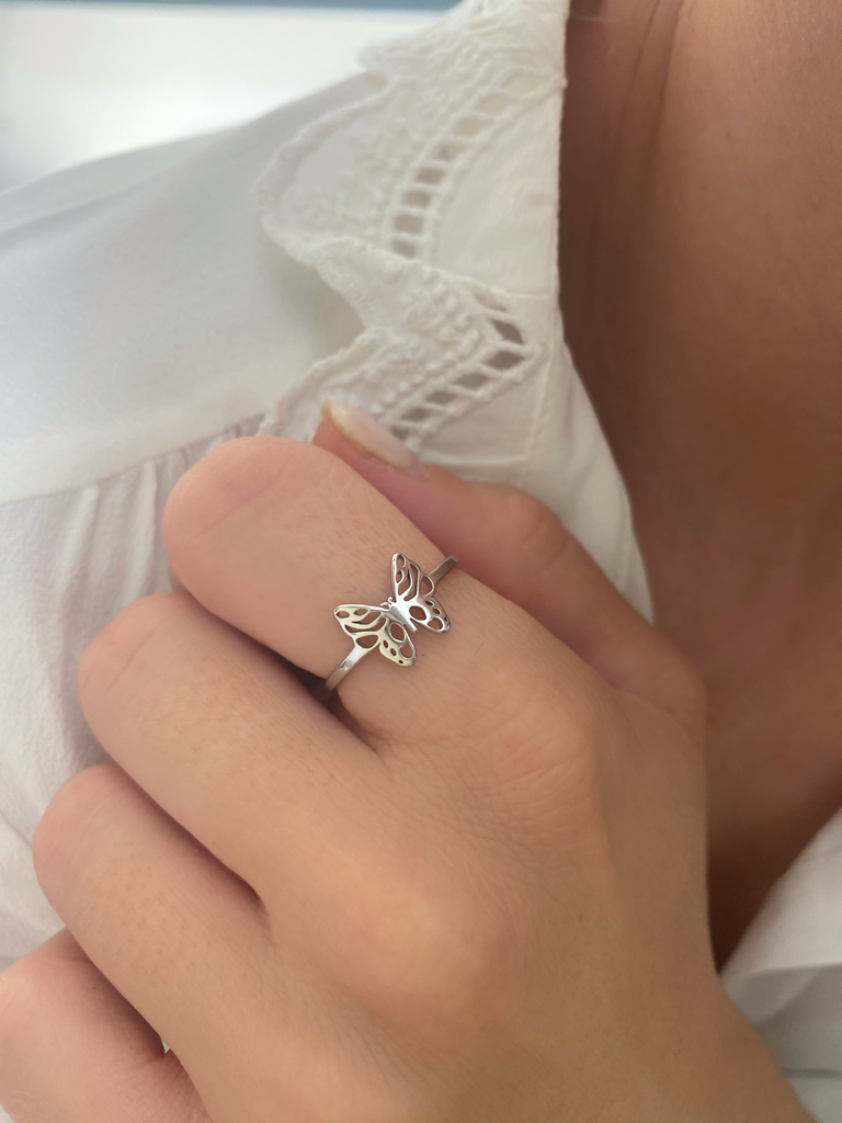 Bague or blanc 750/18 ct. avec 6 Diamants 0.08 ct. 1 Saphir Bleu 0.5 ct. - Le Diamant.ch Bague or blanc 750/18 ct. avec 6 Diamants 0.08 ct. 1 Saphir Bleu 0.5 ct. - Le Diamant.ch