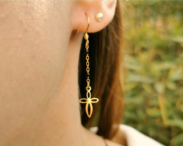 Boucles d'oreilles Cruz avec perles noires et pendentif croix acier inoxydable doré